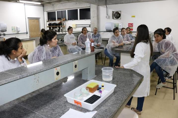bahiana-atividade-do-curso-de-biomedicina-com-a-biomedica-emily-figueredo-20190916161449.JPG
