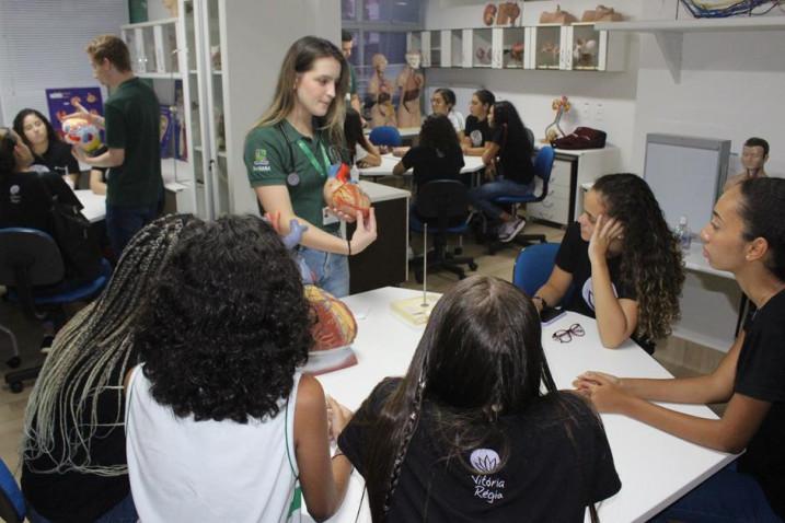 Medicina – Estudantes do Colégio Vitória-Régia participam do programa Bahiana por um dia.