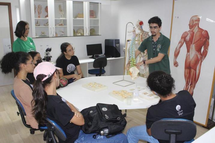 Medicina – Estudantes do Colégio Vitória-Régia participam do programa Bahiana por um dia.