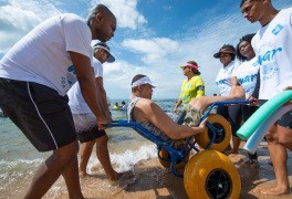 ParaPraia inicia atividades de banho de mar assistido para pessoas com deficiência e mobilidade reduzida