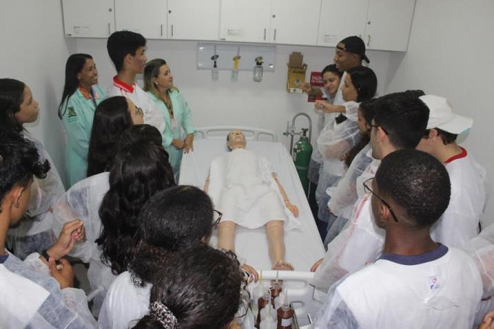 Enfermagem – Estudantes do Colégio Salesiano do Salvador participam do programa Bahiana por um dia.
