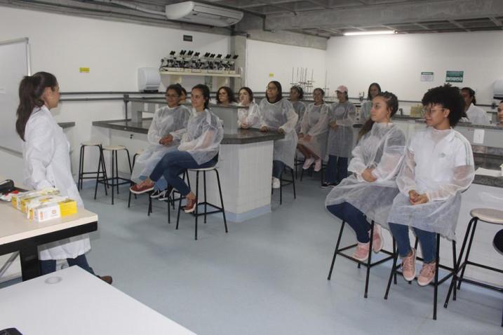 Biomedicina – Estudantes do Colégio Vitória-Régia participam do programa Bahiana por um dia.
