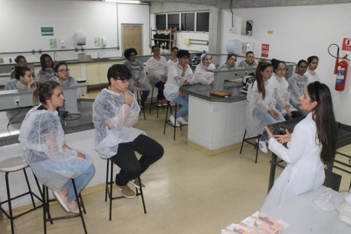 bahiana-atividade-do-curso-de-biomedicina-com-a-biomedica-egressa-da-bahiana-emily-figueredo-20191022151121-jpg