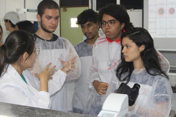 Biomedicina – Estudantes do Colégio Salesiano do Salvador participam do programa Bahiana por um dia.